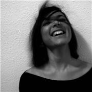 Creativa y polifacética, seguidora de tendencias y apasionada del diseño, amante del calzado, del arte, la moda y de la decoración